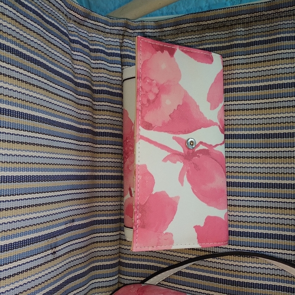 Guess - Picture 3 of 11